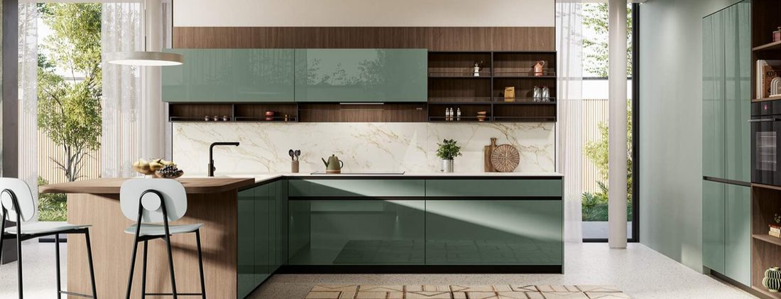Cucina verde salvia laccata con penisola in legno e top effetto marmo