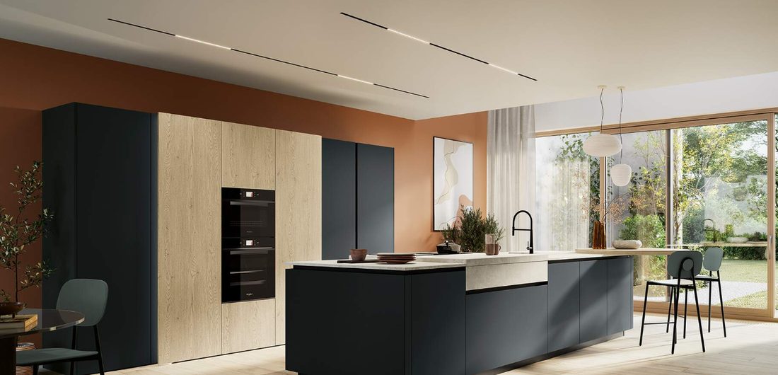 Cucina blu notte e rovere con isola