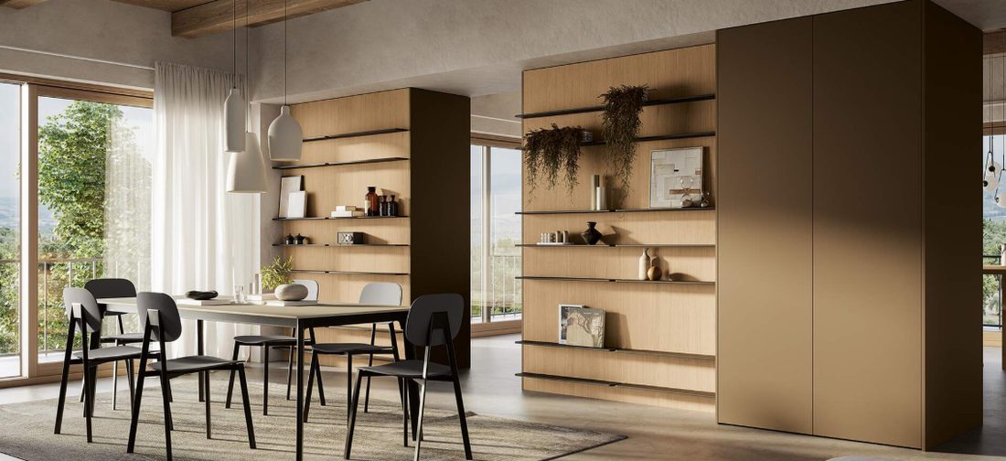 Cucina in rovere con boiserie e mensole in un open space