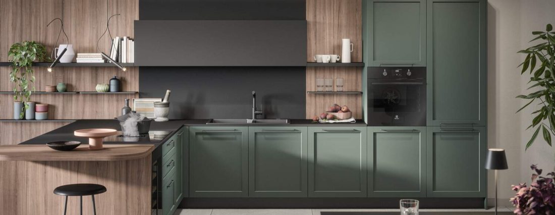 Cucina verde salvia con ante a telaio e mensole in noce