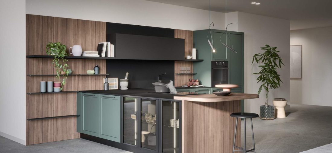 Cucina verde salvia e noce con isola
