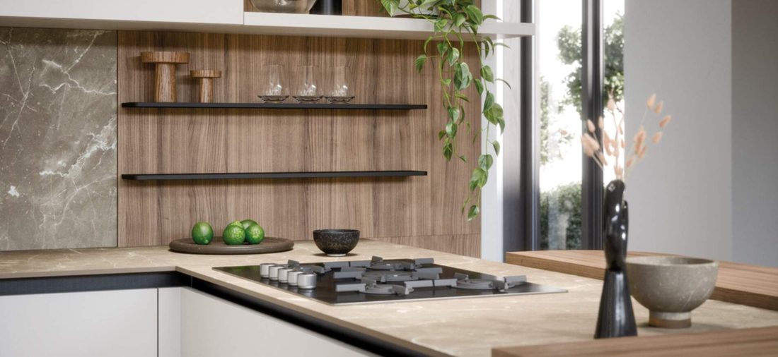 Dettaglio di boiserie in noce e top effetto marmo