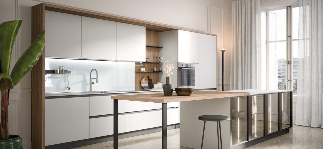 Cucina bianca con penisola e cornice in noce